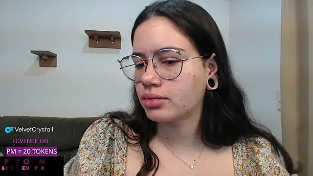 Snapshot of crystalll_room chatting on 09/16/25, 02:56 crystalll room online show from 09/16/25, 02:56