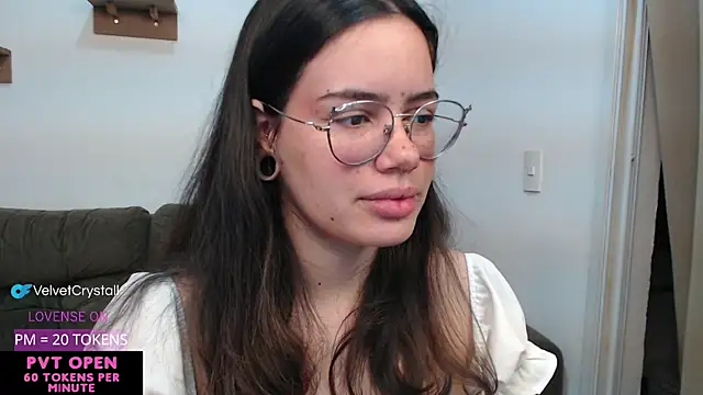 Snapshot of crystalll_room chatting on 09/24/25, 02:48 crystalll room online show from 09/24/25, 02:48