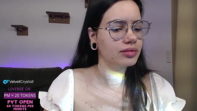 Snapshot of crystalll_room chatting on 09/28/25, 05:35 crystalll room online show from 09/28/25, 05:35