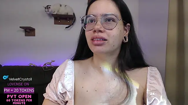 Snapshot of crystalll_room chatting on 10/24/25, 04:20 crystalll room online show from 10/24/25, 04:20