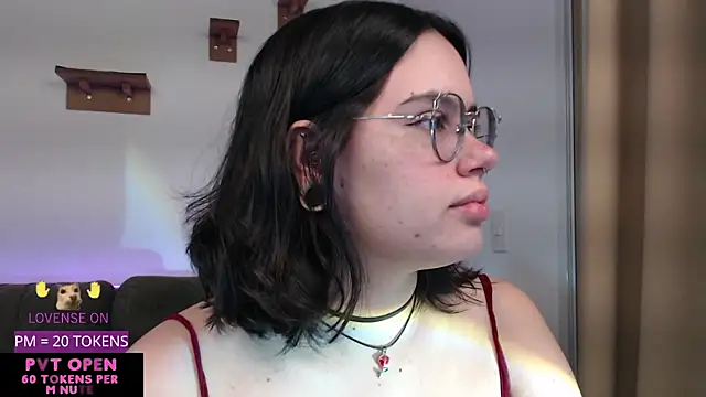 Snapshot of crystalll_room chatting on 05/14/26, 12:50 crystalll room online show from 05/14/26, 12:50