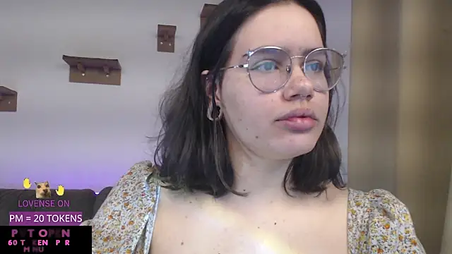 Snapshot of crystalll_room chatting on 05/22/26, 05:14 crystalll room online show from 05/22/26, 05:14