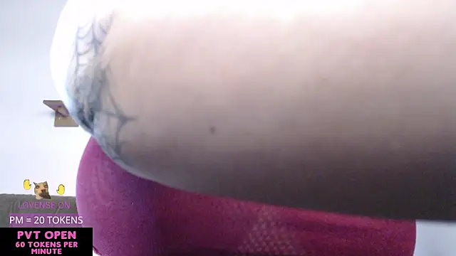Snapshot of crystalll_room chatting on 05/27/26, 01:57 crystalll room online show from 05/27/26, 01:57