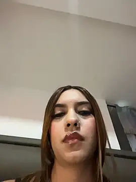 Snapshot of Alahiaa_ chatting on 10/25/25, 02:19 Alahiaa online show from 10/25/25, 02:19