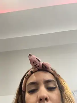 Snapshot of Alahiaa_ chatting on 11/22/25, 12:42 Alahiaa online show from 11/22/25, 12:42