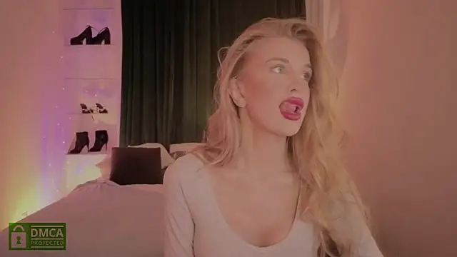 Snapshot of _TiffanyCo_ chatting on 12/18/25, 08:53 TiffanyCo online show from 12/18/25, 08:53