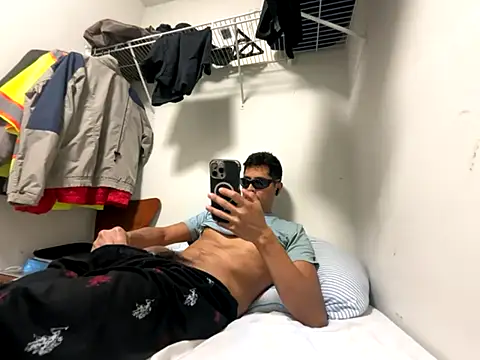 Snapshot of PerroDemonioHot chatting on 10/12/25, 02:43 PerroDemonioHot online show from 10/12/25, 02:43