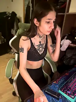 Snapshot of mollyEXD chatting on 12/15/25, 10:14 mollyEXD online show from 12/15/25, 10:14