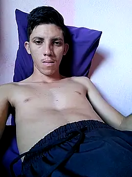 Snapshot of welitonzz28 chatting on 04/24/26, 05:37 welitonzz28 online show from 04/24/26, 05:37