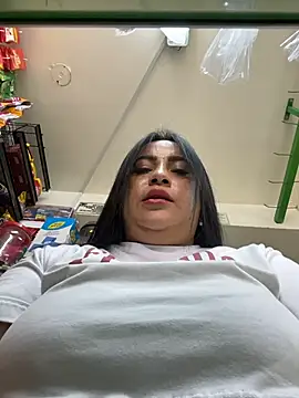 Snapshot of Miia_Jazmin chatting on 12/19/25, 02:02 Miia Jazmin online show from 12/19/25, 02:02