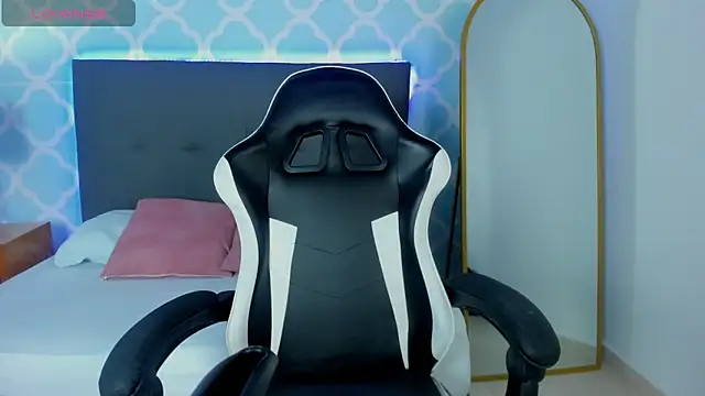 Snapshot of adarna13_ chatting on 09/15/25, 07:36 adarna13  online show from 09/15/25, 07:36