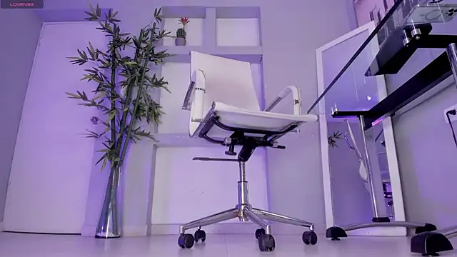 hannah howeell   online show from 09/23/25, 09:56