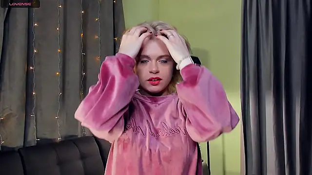 Snapshot of ElviaCrock chatting on 02/12/25, 08:38 ElviaCrock online show from 02/12/25, 08:38