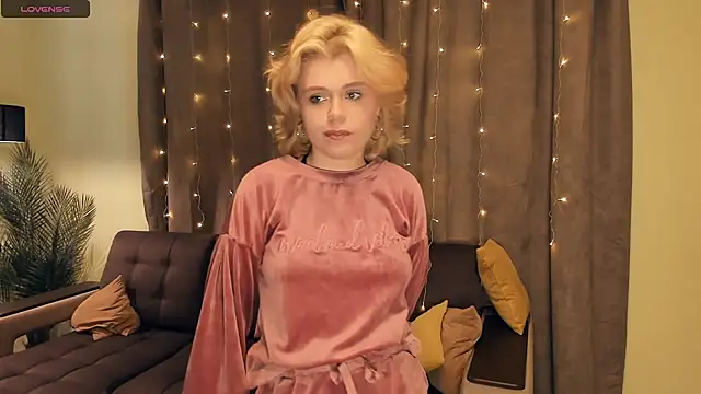 Snapshot of ElviaCrock chatting on 02/19/25, 08:01 ElviaCrock online show from 02/19/25, 08:01