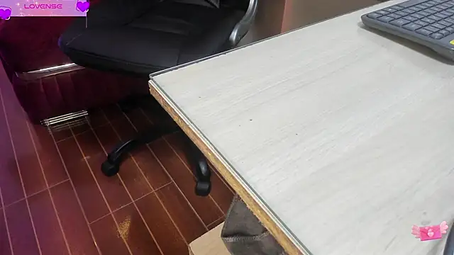 Snapshot of VioletParkker chatting on 02/06/25, 11:32 VioletParkker online show from 02/06/25, 11:32