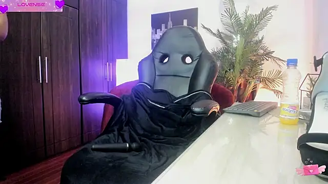 Snapshot of VioletParkker chatting on 02/06/25, 05:40 VioletParkker online show from 02/06/25, 05:40