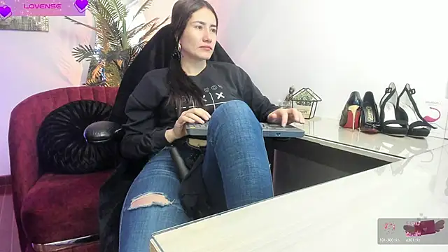 Snapshot of VioletParkker chatting on 02/18/25, 11:33 VioletParkker online show from 02/18/25, 11:33