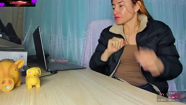 Snapshot of VioletParkker chatting on 10/17/25, 12:01 VioletParkker online show from 10/17/25, 12:01