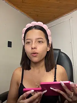 Snapshot of Sofia18_pinkk chatting on 03/05/26, 10:06 Sofia18 pinkk online show from 03/05/26, 10:06