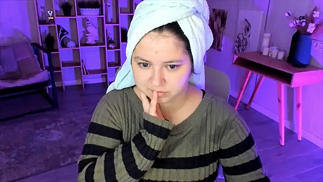 Snapshot of DiaAngell chatting on 10/14/25, 07:14 DiaAngell online show from 10/14/25, 07:14