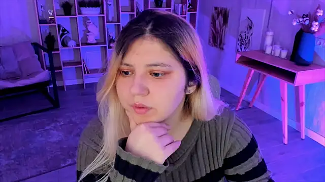 Snapshot of DiaAngell chatting on 10/17/25, 08:00 DiaAngell online show from 10/17/25, 08:00