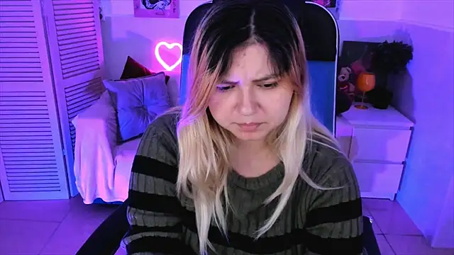 Snapshot of DiaAngell chatting on 10/21/25, 07:47 DiaAngell online show from 10/21/25, 07:47