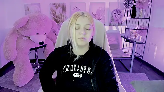 Snapshot of DiaAngell chatting on 11/25/25, 08:42 DiaAngell online show from 11/25/25, 08:42