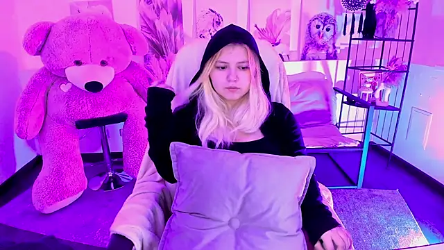 Snapshot of DiaAngell chatting on 11/27/25, 10:34 DiaAngell online show from 11/27/25, 10:34