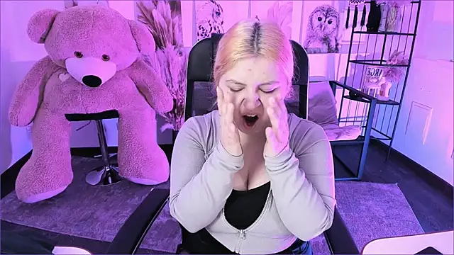 Snapshot of DiaAngell chatting on 11/30/25, 06:12 DiaAngell online show from 11/30/25, 06:12