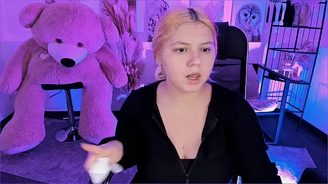 Snapshot of DiaAngell chatting on 12/03/25, 10:19 DiaAngell online show from 12/03/25, 10:19