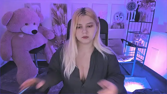 Snapshot of DiaAngell chatting on 12/13/25, 07:53 DiaAngell online show from 12/13/25, 07:53