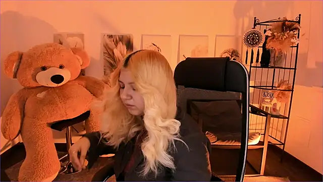 DiaAngell online show from 12/17/25, 07:31