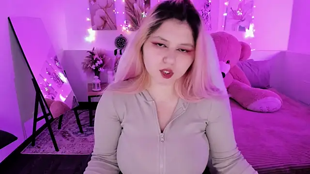 Snapshot of DiaAngell chatting on 04/07/26, 07:47 DiaAngell online show from 04/07/26, 07:47