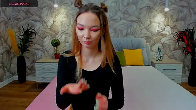 Snapshot of SusannJohnson chatting on 03/19/25, 02:05 SusannJohnson online show from 03/19/25, 02:05