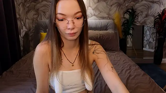 Snapshot of SusannJohnson chatting on 09/18/25, 12:23 SusannJohnson online show from 09/18/25, 12:23