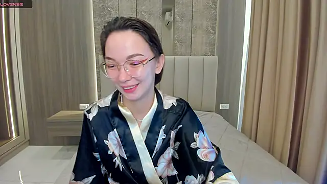 Snapshot of SusannJohnson chatting on 11/26/25, 12:22 SusannJohnson online show from 11/26/25, 12:22