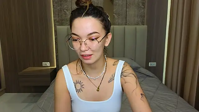 Snapshot of SusannJohnson chatting on 11/28/25, 12:24 SusannJohnson online show from 11/28/25, 12:24