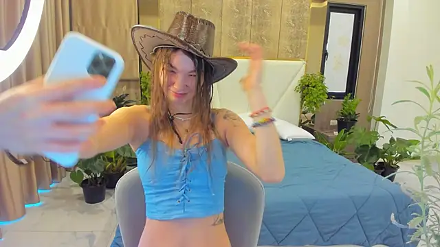 Snapshot of SusannJohnson chatting on 12/15/25, 12:26 SusannJohnson online show from 12/15/25, 12:26