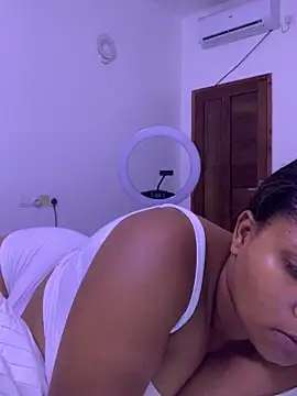 Snapshot of madell chatting on 12/21/25, 05:42 madell online show from 12/21/25, 05:42