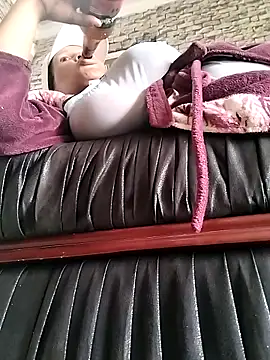 Snapshot of bubblendz1988 chatting on 10/11/25, 10:47 bubblendz1988 online show from 10/11/25, 10:47