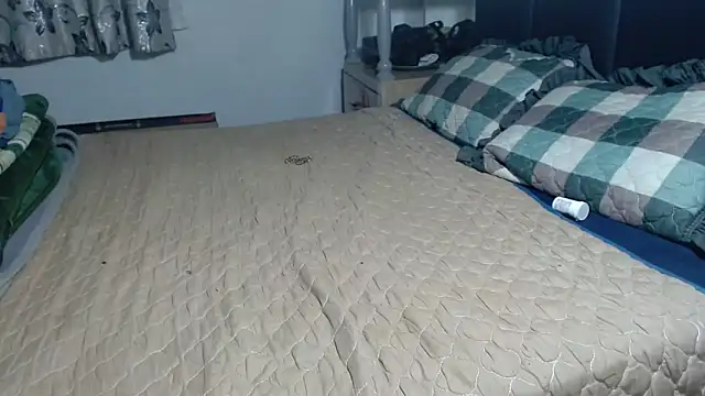 Snapshot of bubblendz1988 chatting on 10/28/25, 04:42 bubblendz1988 online show from 10/28/25, 04:42