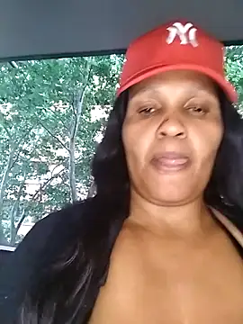 Snapshot of bubblendz1988 chatting on 11/08/25, 03:34 bubblendz1988 online show from 11/08/25, 03:34