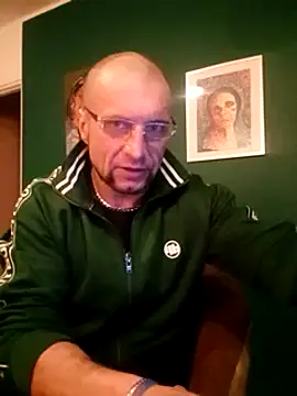 Snapshot of bobbuilder77pl chatting on 02/20/25, 07:41 bobbuilder77pl online show from 02/20/25, 07:41