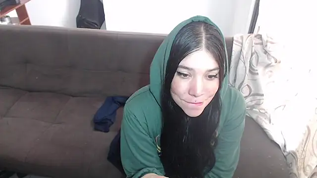 Snapshot of sharonnleon chatting on 02/14/25, 06:19 sharonnleon online show from 02/14/25, 06:19