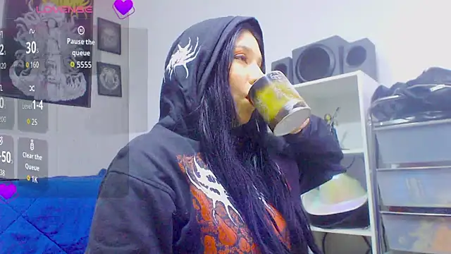 Snapshot of sharonnleon chatting on 03/12/26, 10:05 sharonnleon online show from 03/12/26, 10:05