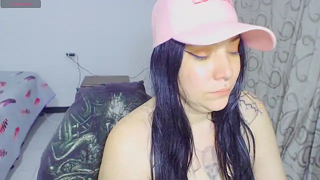 Snapshot of sharonnleon chatting on 04/11/26, 01:43 sharonnleon online show from 04/11/26, 01:43