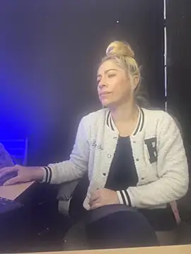 viktoria davis  online show from 11/04/25, 10:42