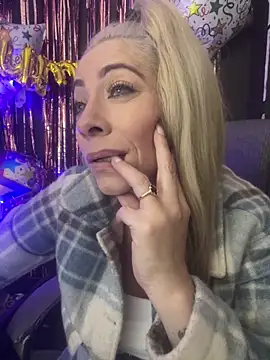 Snapshot of viktoria_davis_ chatting on 12/19/25, 11:34 viktoria davis online show from 12/19/25, 11:34