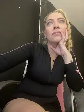 Snapshot of viktoria_davis_ chatting on 02/13/26, 11:34 viktoria davis online show from 02/13/26, 11:34