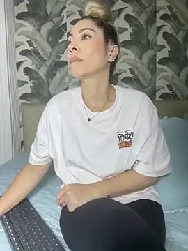 Snapshot of viktoria_davis_ chatting on 04/06/26, 12:41 viktoria davis online show from 04/06/26, 12:41